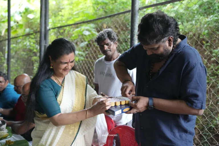 ‘ആശ’ സെറ്റിൽ ഓണം ആഘോഷിച്ച് ഉർവശിയും ജോജുവും അണിയറപ്രവർത്തകരും; ചിത്രങ്ങൾ വൈറൽ