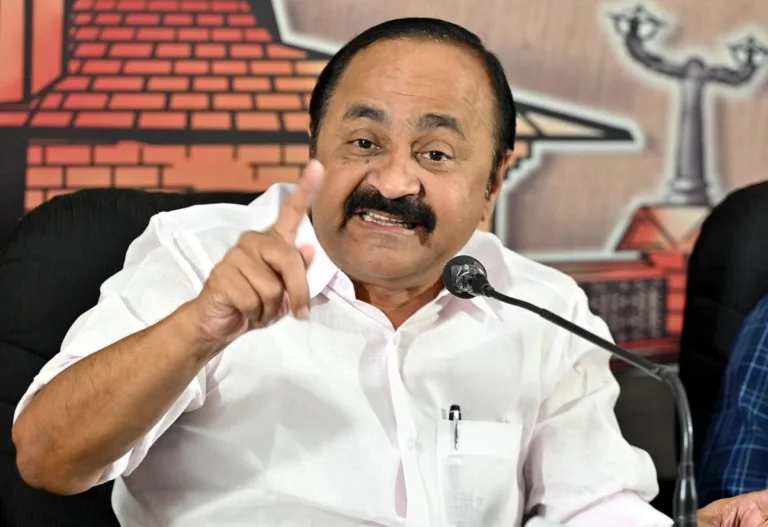 ദേവസ്വം ബോർഡിനെ ചവിട്ടി പുറത്താക്കണമെന്ന് വി ഡി സതീശൻ