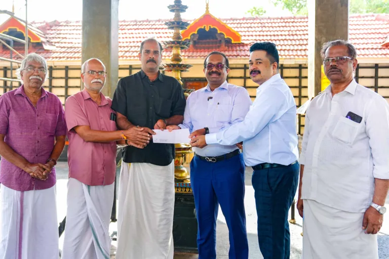 ഇത്തവണത്തെ പൂരത്തിന് ഉറപ്പായും യൂസഫലി ഇക്ക വരണം; ജന്മനാട്ടിലെ ക്ഷേത്ര പൂരത്തിന് എം.എ യൂസഫലിയെ ക്ഷണിച്ച് ആരിക്കിരി ക്ഷേത്രം ഭാരവാഹികൾ