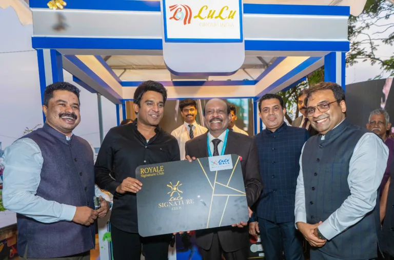 ലുലു സി​ഗ്നേച്ചർ ക്ലബിന്റെ പുതിയ മെമ്പർഷിപ്പ് പ്ലാൻ പുറത്തിറക്കി;എം.എ യൂസഫലിയിൽ നിന്ന് മെമ്പർഷിപ്പ് ഏറ്റുവാങ്ങി സംഗീതജ്ഞൻസ്റ്റീഫൻ ദേവസ്സി