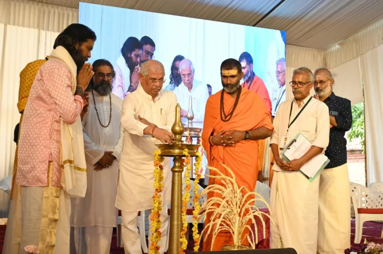 തിരുനാവായ മഹാമാഘ മഹോത്സവത്തിന് ഭക്തിസാന്ദ്രമായ തുടക്കം; ധർമ്മധ്വജാരോഹണം നിർവഹിച്ച് ഗവർണർ
