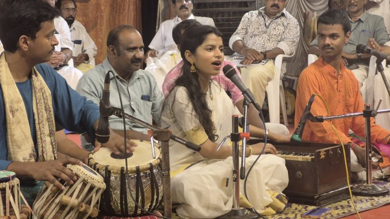 ഗുരുവായൂരിൽ ഭക്തിഗാന സുധയൊഴുക്കി MLA മൈഥിലി ഠാക്കൂർ