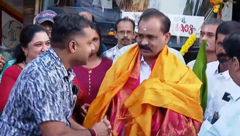 തര്‍ക്കത്തിനൊടുവിൽ ഇ-ബസ് സര്‍വീസ് പുനരാരംഭിച്ചു; ഫ്ലാഗ് ഓഫ് ചെയ്ത് മേയർ വി.വി. രാജേഷ്