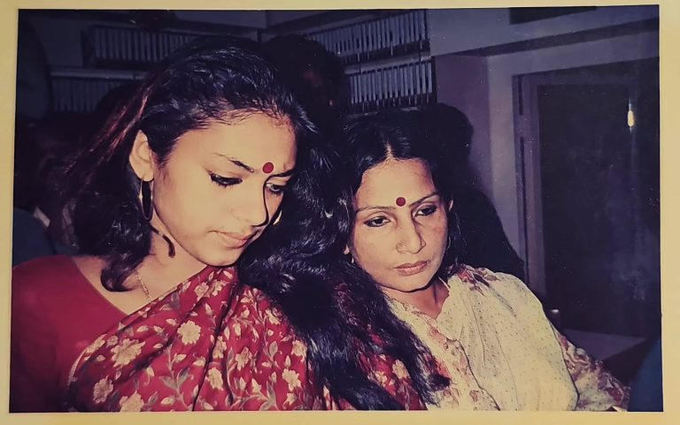 90-കളിലെ ആ മനോഹര ചിത്രം; അമ്മയ്‌ക്കൊപ്പമുള്ള ഓർമ്മ പങ്കുവെച്ച് ശോഭന!