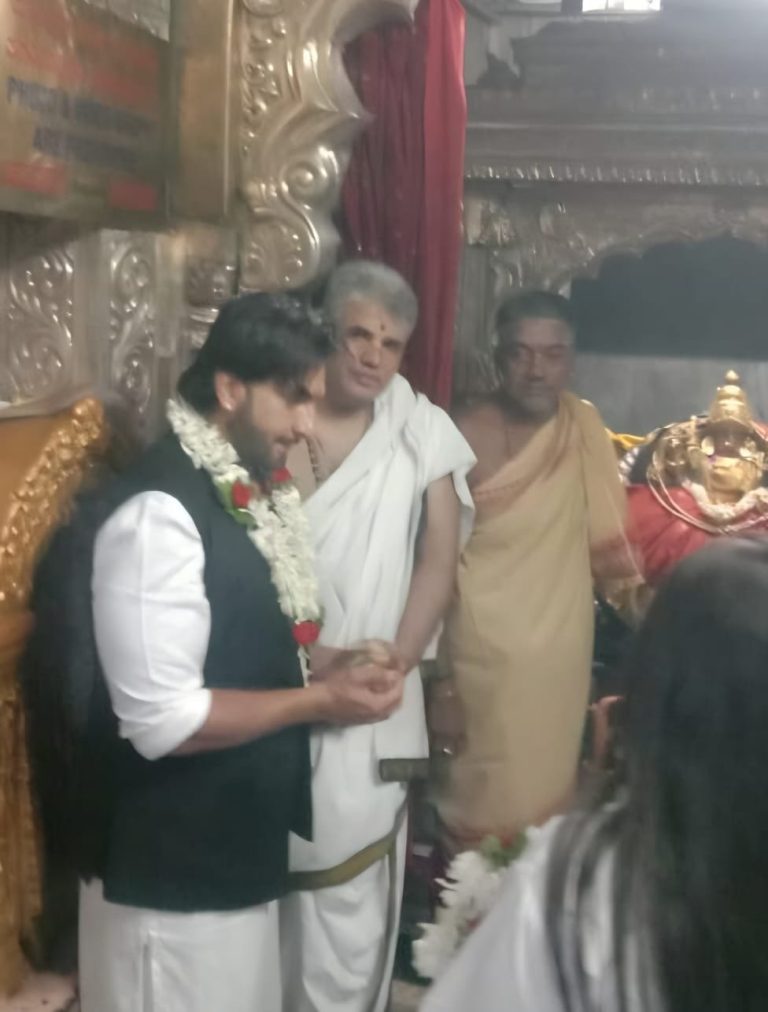 ‘കാന്താര’ അനുകരണ വിവാദം: കർണാടക ഹൈക്കോടതി ഉത്തരവിനെ തുടർന്ന് മൈസൂരു ചാമുണ്ഡേശ്വരി ക്ഷേത്രത്തിൽ ദർശനം നടത്തി രൺവീർ സിംഗ്