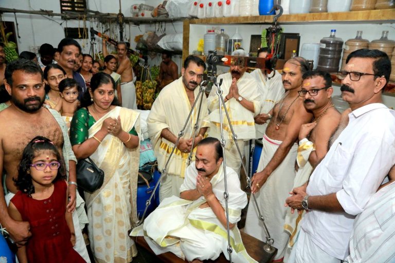 മുഖ്യമന്ത്രി വി.ഡി സതീശൻ ഗുരുവായൂർ ക്ഷേത്രദർശനം നടത്തി; വെണ്ണ കൊണ്ട് തുലാഭാരം