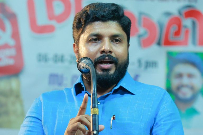 കെഎസ്ആർടിസി ബസിന്റെ ചില്ല് തകർത്തത് എന്‍റെ ഭാര്യയല്ല; വ്യാജ പ്രചാരണമെന്ന് വി വസീഫ്