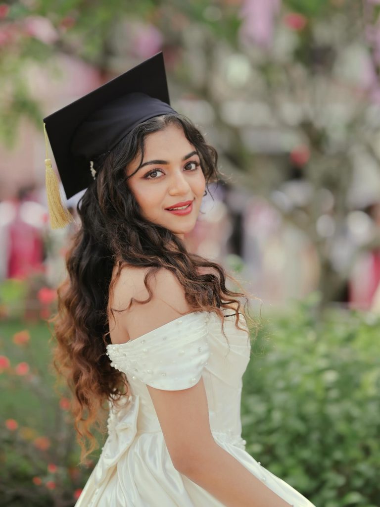 ബിരുദദാന ചടങ്ങിൽ തിളങ്ങി ഹൻസിക കൃഷ്ണ; മാലാഖയെപ്പോലെ സുന്ദരിയായി താരപുത്രി | Hansika Krishnakumar Shines at Her Graduation