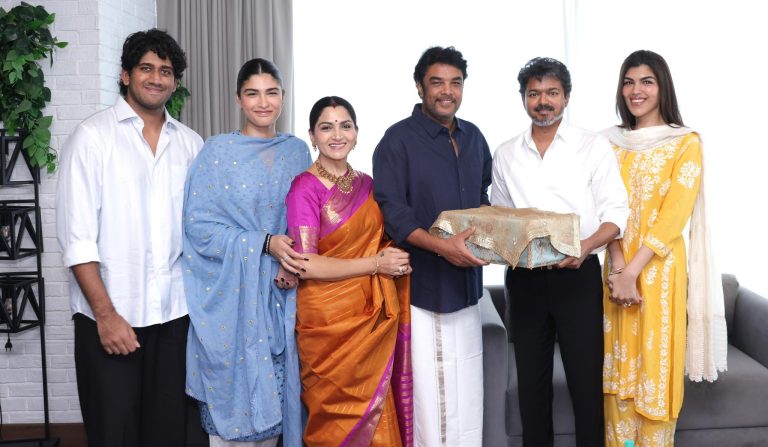 നടൻ വിജയിയെ വിവാഹത്തിന് ക്ഷണിച്ച് ഖുശ്ബുവും കുടുംബവും; ചിത്രങ്ങൾ വൈറൽ