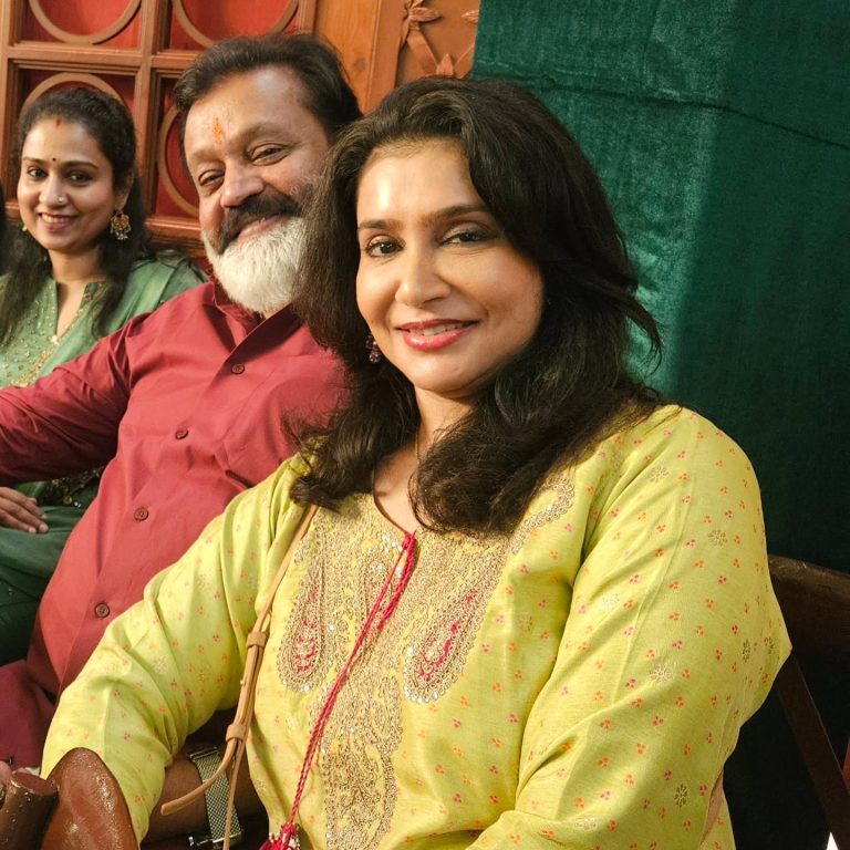 യൂണിയൻ മന്ത്രി സുരേഷ് ഗോപിക്കും ഭാര്യ രാധികയ്ക്കുമൊപ്പമുള്ള ചിത്രം പങ്കുവെച്ച് നടി ലിസി ലക്ഷ്മി; സോഷ്യൽ മീഡിയയിൽ വൈറൽ
