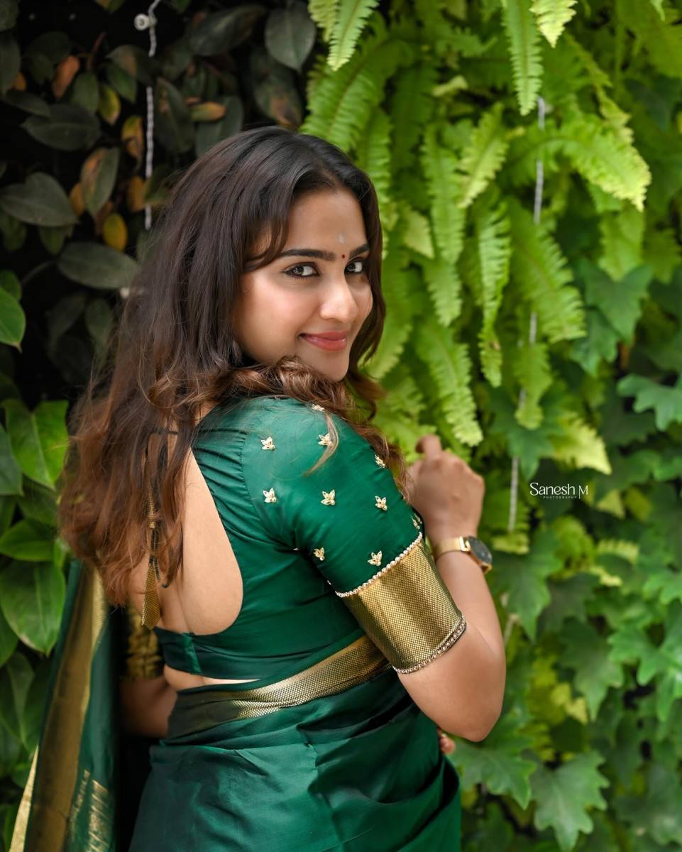 actress-aditi-ravi-in-pattu-saree-with-latest-blouse-design-ideas-photos-002