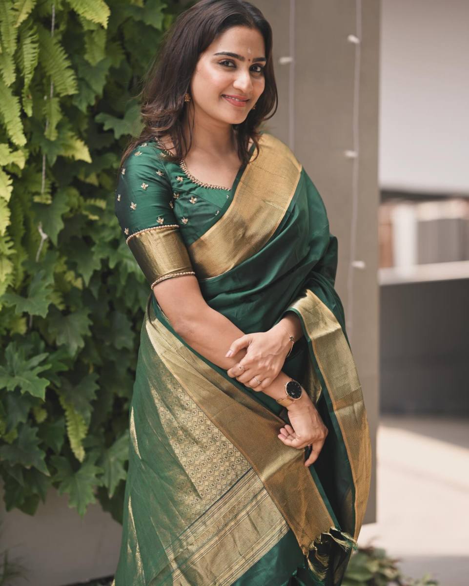 actress-aditi-ravi-in-pattu-saree-with-latest-blouse-design-ideas-photos-004