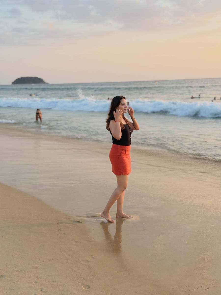 aditi-ravi-beach-outfit-photos-011