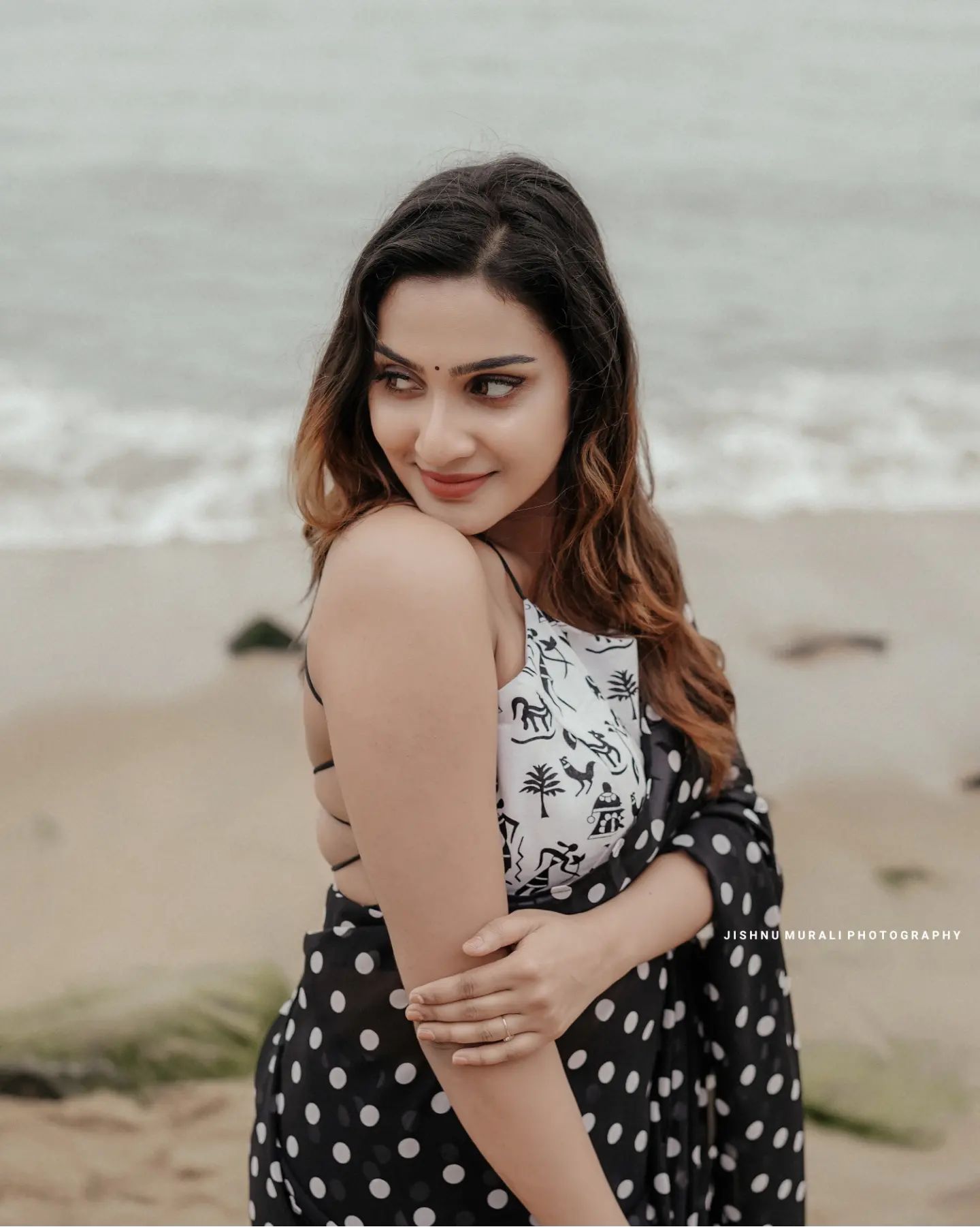 aditi-ravi-in-black-dot-print-saree-001.jpeg