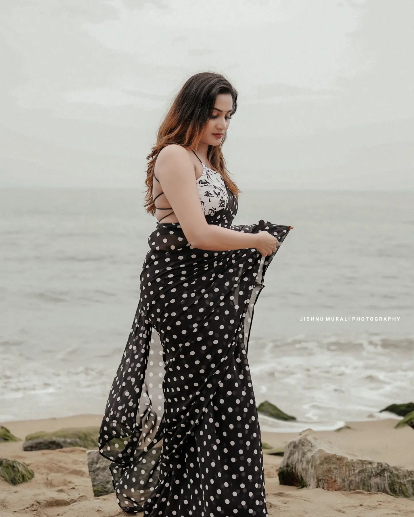 aditi-ravi-in-black-dot-print-saree-003.jpeg