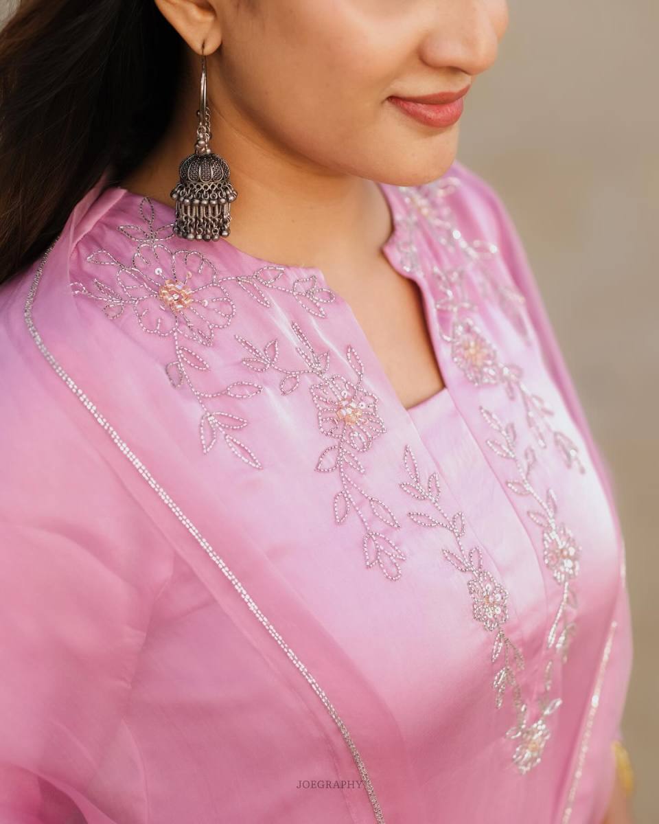 aditi-ravi-in-light-purple-colour-churidar-photos-005