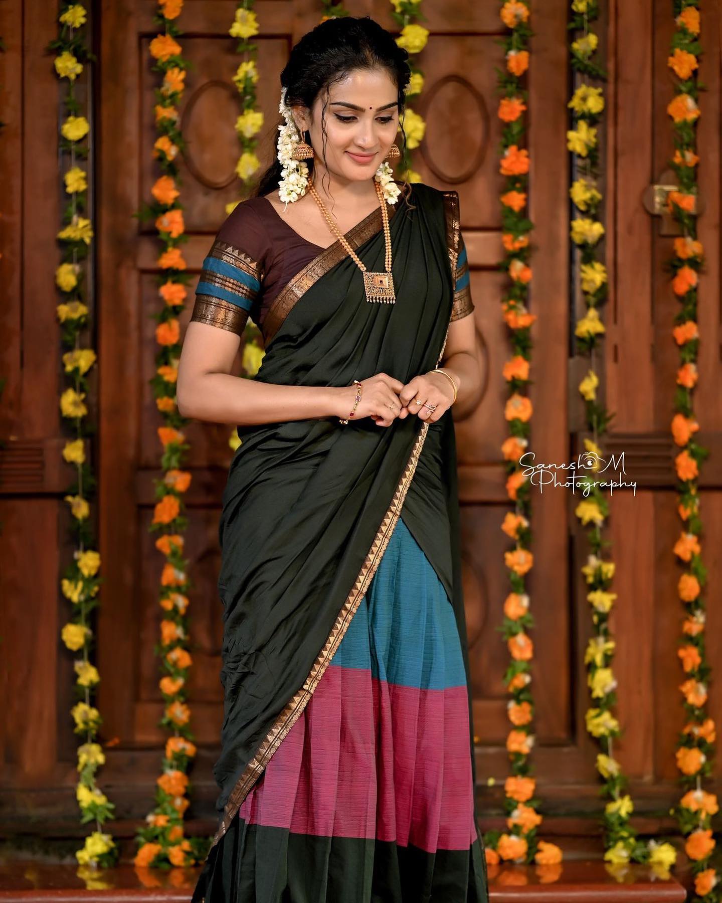aditi-ravi-in-palazzo-photos-006.jpg