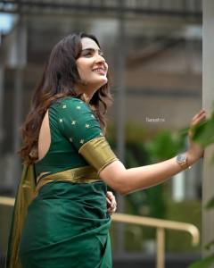 actress-aditi-ravi-in-pattu-saree-with-latest-blouse-design-ideas-photos-003
