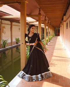 actress-aditi-ravi-new-photos-in-black-colour-dhavani-with-silver-border-1