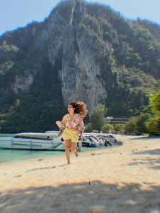 aditi-ravi-beach-outfit-photos