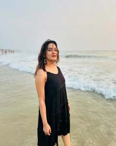 aditi-ravi-in-beach-beachwear-photos.ravi-5
