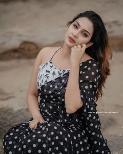 aditi-ravi-in-black-dot-print-saree-009