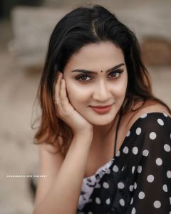 aditi-ravi-in-black-dot-print-saree-011