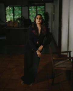 aditi-ravi-in-black-loose-pants-with-coat-photos-001