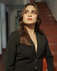 aditi-ravi-in-black-loose-pants-with-coat-photos-002