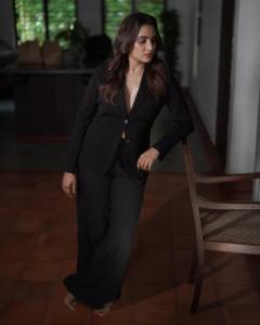 aditi-ravi-in-black-loose-pants-with-coat-photos-003