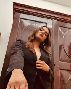 aditi-ravi-in-black-loose-pants-with-coat-photos-005