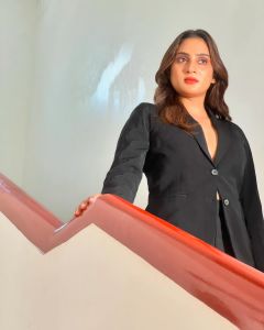 aditi-ravi-in-black-loose-pants-with-coat-photos-006