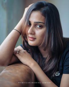 aditi-ravi-in-black-top-photos2022-001