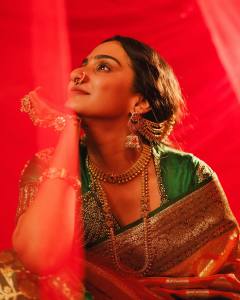 aditi-ravi-in-pattu-saree-with-heavy-work-blouse-and-makeup-look-photos-002