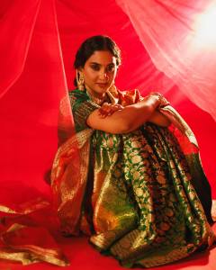aditi-ravi-in-pattu-saree-with-heavy-work-blouse-and-makeup-look-photos-006