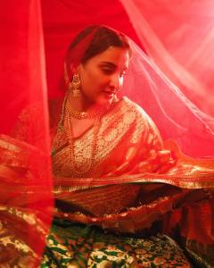 aditi-ravi-in-pattu-saree-with-heavy-work-blouse-and-makeup-look-photos-008