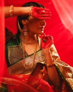 aditi-ravi-in-pattu-saree-with-heavy-work-blouse-and-makeup-look-photos-009