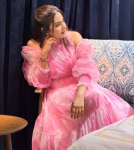 aditi-ravi-in-rose-colour-long-frock-design-from-western-lady-outfit-photos-001