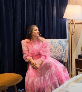 aditi-ravi-in-rose-colour-long-frock-design-from-western-lady-outfit-photos-004