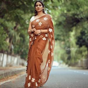 aditi-ravi-in-saree-with-blouse-style-ideas-photos-003
