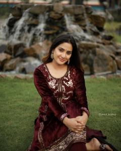 aditi-ravi-in-velvet-designer-wear-photos-001
