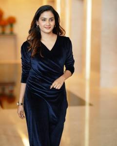 aditi-ravi-in-velvet-gown-pics-021-002