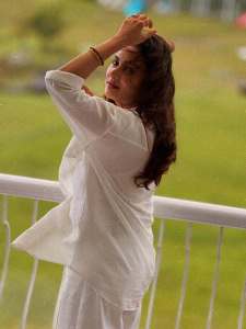 aditi-ravi-in-white-colour-outfit-photos-latest-001