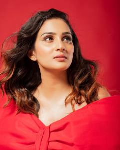aditi-ravi-in-wine-red-gown-photos-001
