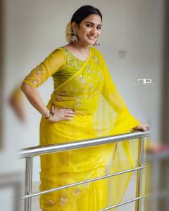 aditi-ravi-latest-pics-in-Yellow-saree-0921.ravi_373676925_18373249276067619_9019061706152182341_n