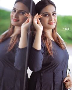 aditi-ravi-new-photos-in-black-anarkali-003