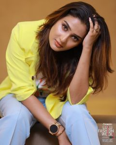 aditi-ravi-new-photos-in-lulu-fashion-week-001