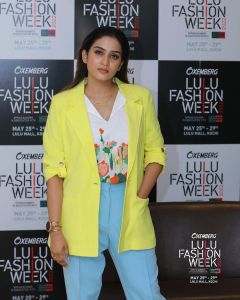 aditi-ravi-new-photos-in-lulu-fashion-week-002