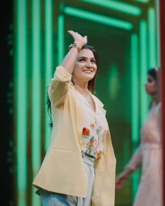 aditi-ravi-new-photos-in-lulu-fashion-week-003