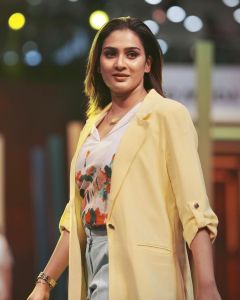 aditi-ravi-new-photos-in-lulu-fashion-week-004